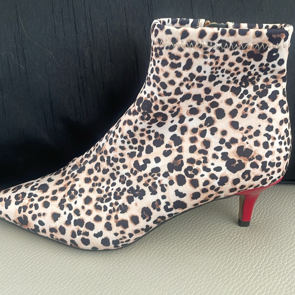 BETSEY JOHNSON FABULOUS LOW HEEL BOOTIE